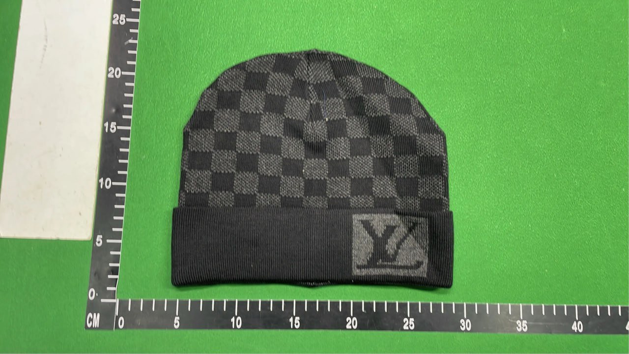 Louis Vuitton Beanie & Scarf   (20+)