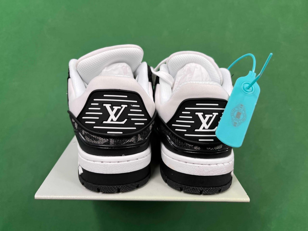 Louis Vuitton B22 Sneakers -2