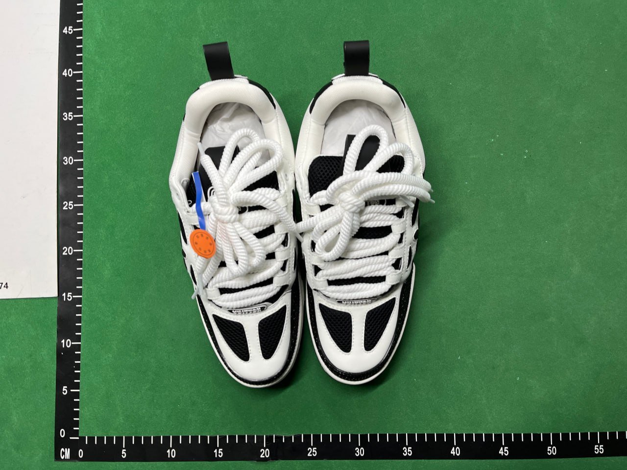  Louis Vuitton B22 Sneakers  -2
