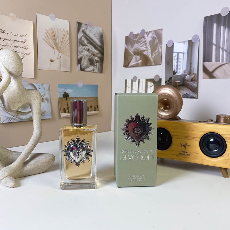 Dolce & Gabbana offers men's fragrance- -1