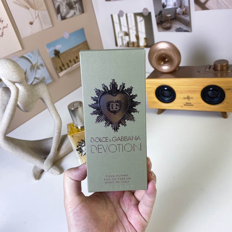 Dolce & Gabbana offers men's fragrance- -5