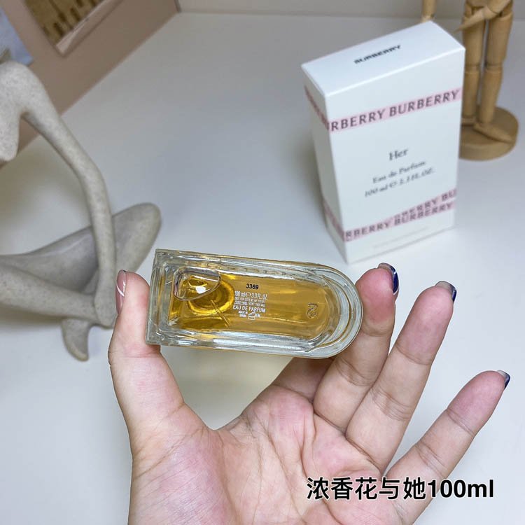 Burberry Flowers and Her Eau de Parfum-3349                   -2