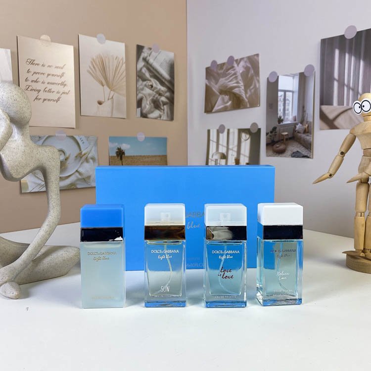 Dolce & Gabbana DG light blue medium four-piece set-3121                   -2